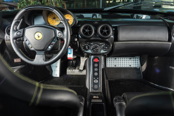 ngam-ve-dep-bi-hiem-cua-ferrari-enzo-den-bong