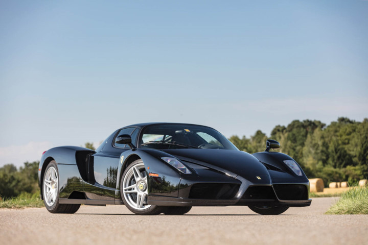 ngam-ve-dep-bi-hiem-cua-ferrari-enzo-den-bong