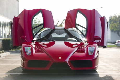 ngam-ve-dep-bi-hiem-cua-ferrari-enzo-den-bong
