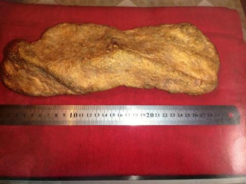 choang-lai-may-xuc-cong-nhan-bat-ngo-dao-duoc-cuc-vang-nguyen-khoi-103-kg-gia-9-ty