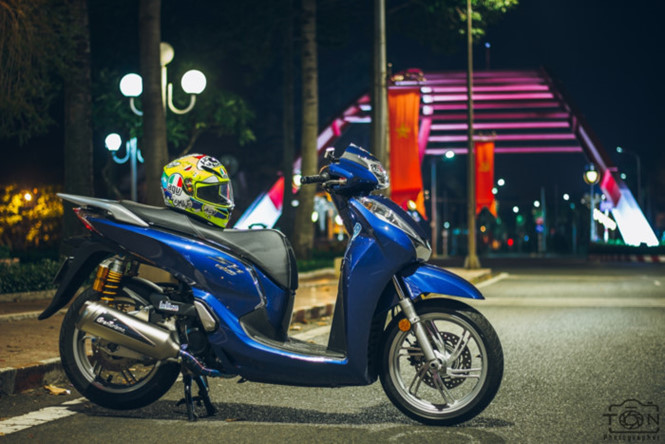 can-canh-honda-sh300i-len-do-choi-hang-hieu-cua-biker-viet