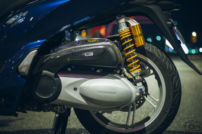 can-canh-honda-sh300i-len-do-choi-hang-hieu-cua-biker-viet