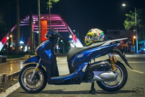 can-canh-honda-sh300i-len-do-choi-hang-hieu-cua-biker-viet