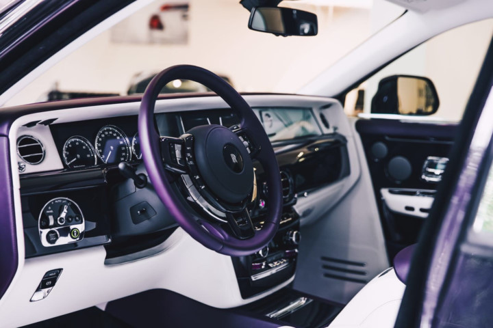 chinh-thuc-co-mat-tai-dai-ly-o-london-rolls-royce-phantom-2018-hap-dan-co-nao