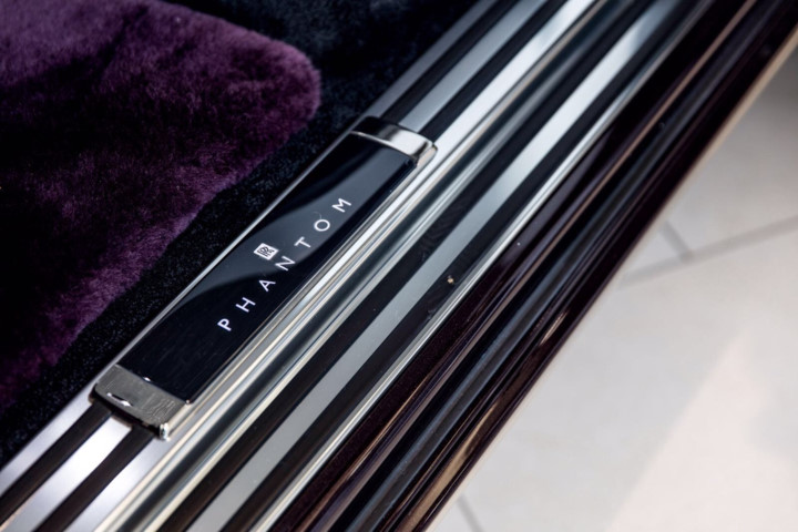 chinh-thuc-co-mat-tai-dai-ly-o-london-rolls-royce-phantom-2018-hap-dan-co-nao
