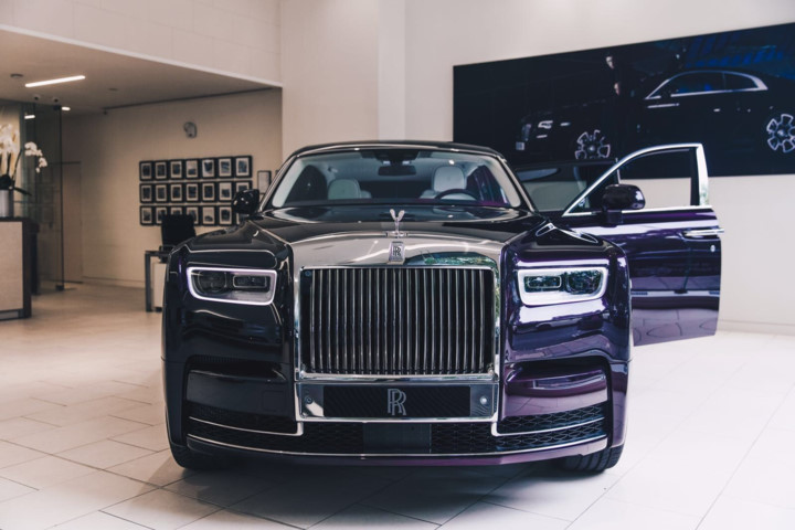 chinh-thuc-co-mat-tai-dai-ly-o-london-rolls-royce-phantom-2018-hap-dan-co-nao