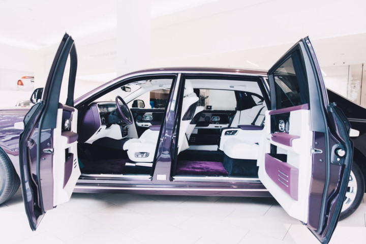 chinh-thuc-co-mat-tai-dai-ly-o-london-rolls-royce-phantom-2018-hap-dan-co-nao