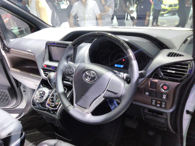toyota-voxy-2017-xe-mpv-dan-anh-cua-innova-ra-mat-thi-truong-dong-nam-a