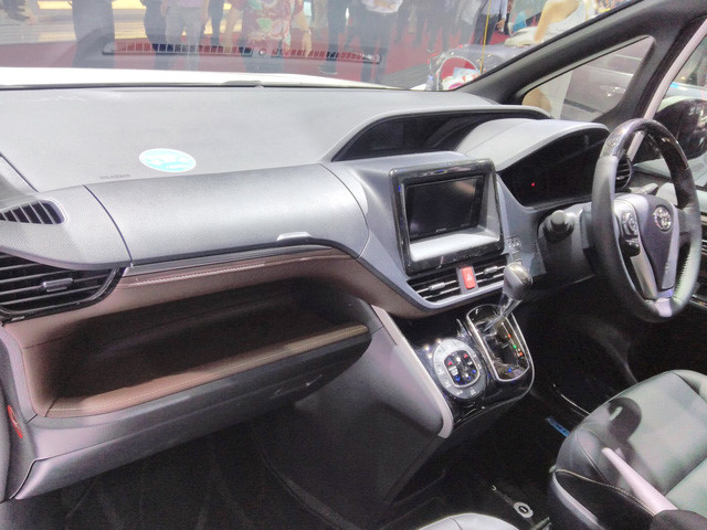toyota-voxy-2017-xe-mpv-dan-anh-cua-innova-ra-mat-thi-truong-dong-nam-a