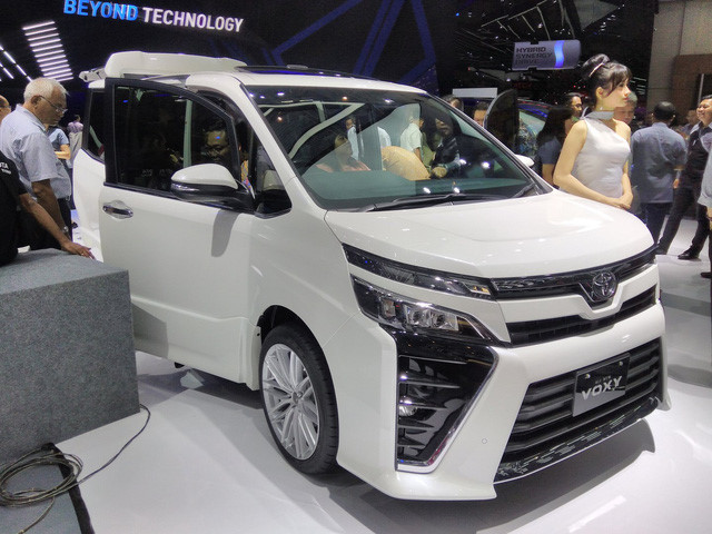 toyota-voxy-2017-xe-mpv-dan-anh-cua-innova-ra-mat-thi-truong-dong-nam-a