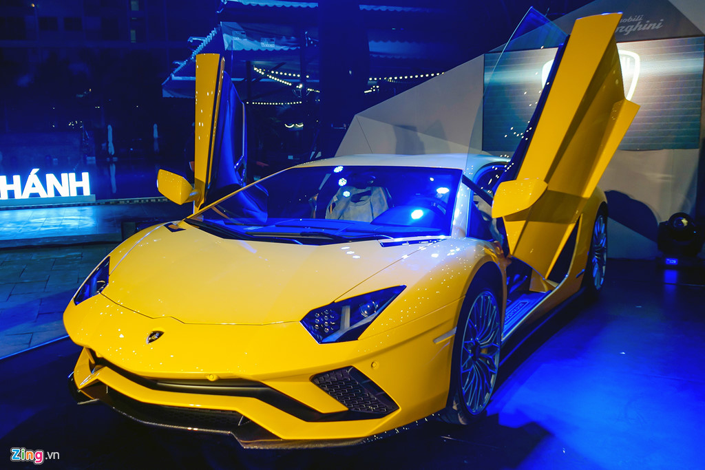 sieu-xe-lamborghini-aventador-s-doc-nhat-viet-nam-ve-tay-dai-gia-tphcm