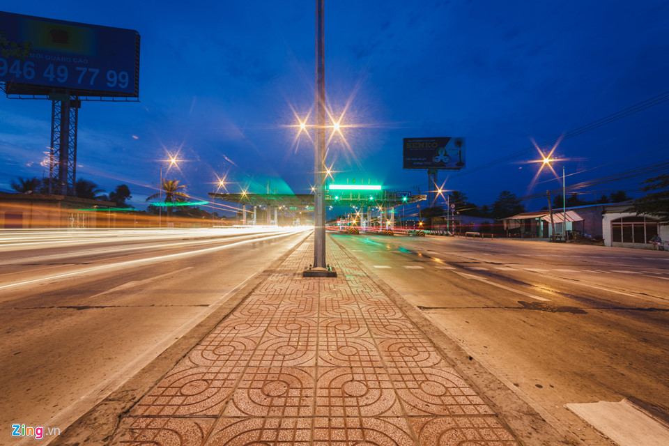 tai-xe-dung-tien-le-qua-bot-cai-lay-qua-30-giay-xe-phai-di-chuyen-vao-lan-cho