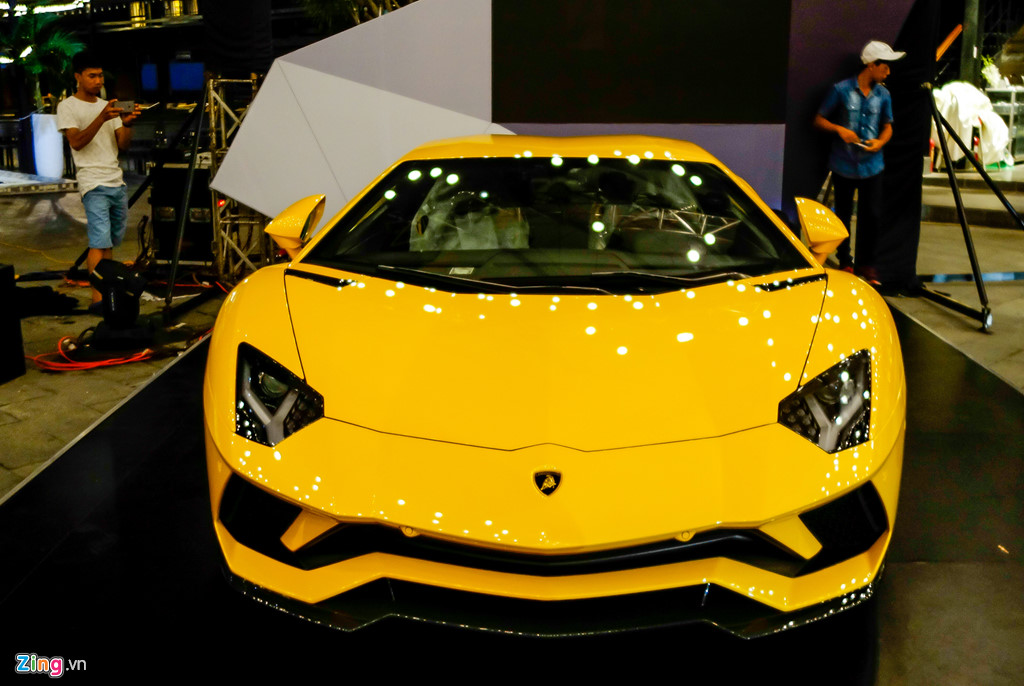 sieu-xe-lamborghini-aventador-s-doc-nhat-viet-nam-ve-tay-dai-gia-tphcm