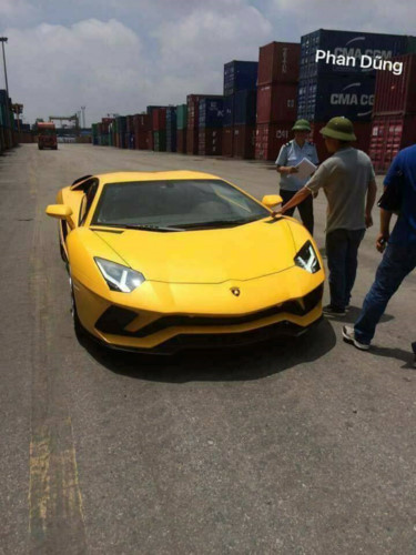 sieu-xe-lamborghini-aventador-s-doc-nhat-viet-nam-ve-tay-dai-gia-tphcm