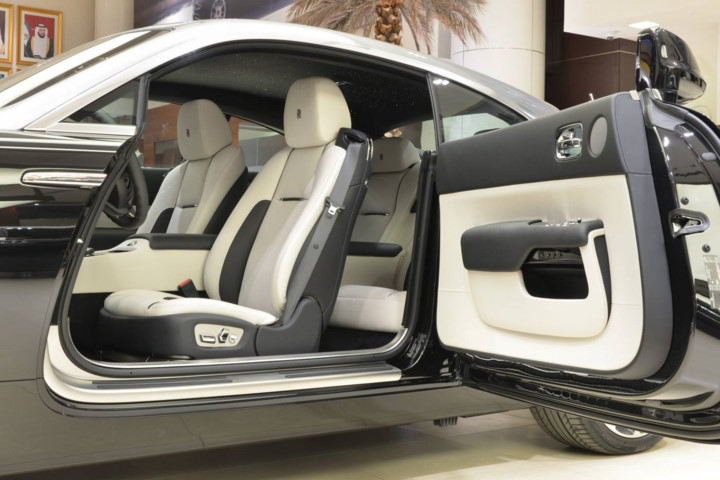 rolls-royce-wraith-ve-dep-hut-hon-cua-khong-kem-phantom-2018