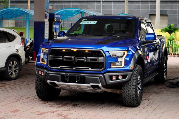 bat-gap-sieu-xe-ban-tai-ford-f-150-raptor-dau-tien-tren-duong-pho-ha-noi