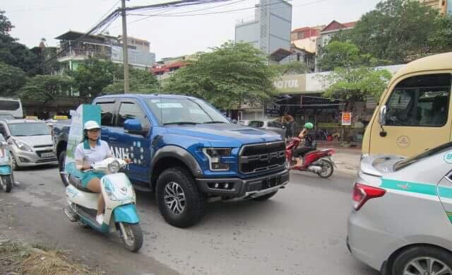 bat-gap-sieu-xe-ban-tai-ford-f-150-raptor-dau-tien-tren-duong-pho-ha-noi