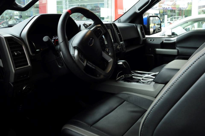 bat-gap-sieu-xe-ban-tai-ford-f-150-raptor-dau-tien-tren-duong-pho-ha-noi