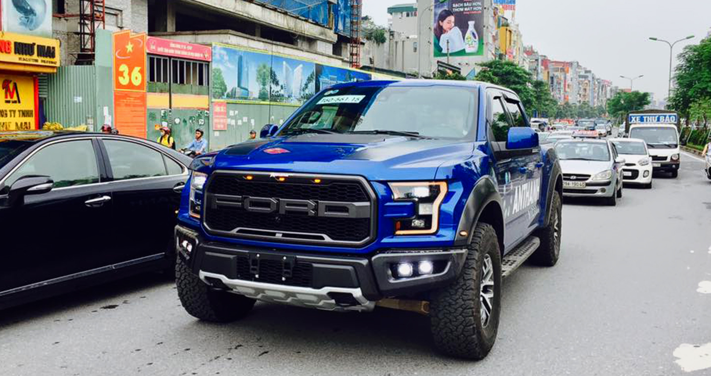 bat-gap-sieu-xe-ban-tai-ford-f-150-raptor-dau-tien-tren-duong-pho-ha-noi