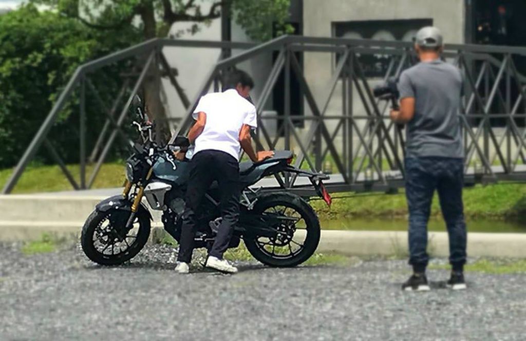 bat-gap-honda-150ss-racer-chay-thu-nghiem-tren-duong-pho-indonesia