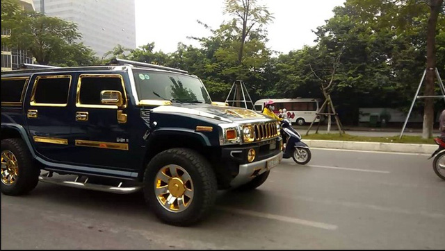 choang-voi-bo-doi-rolls-royce-va-hummer-tien-ty-dat-vang-dao-pho-ha-noi choang-voi-bo-doi-rolls-royce-va-hummer-tien-ty-dat-vang-dao-pho-ha-noi