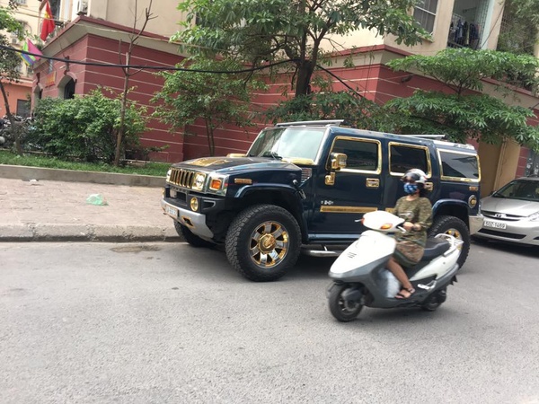 choang-voi-bo-doi-rolls-royce-va-hummer-tien-ty-dat-vang-dao-pho-ha-noi