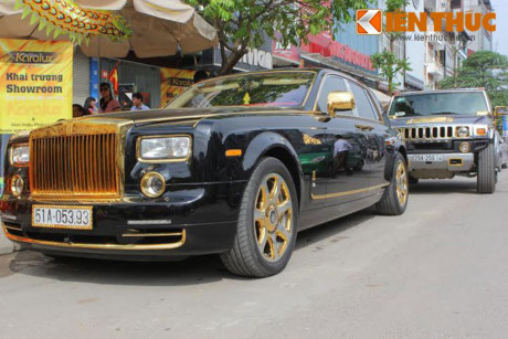 choang-voi-bo-doi-rolls-royce-va-hummer-tien-ty-dat-vang-dao-pho-ha-noi