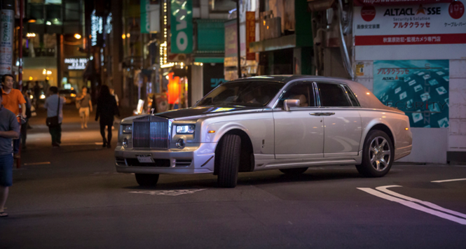 dan-choi-nhat-thay-mau-dong-co-rolls-royce-phantom-2008-khien-nhieu-nguoi-ngo-ngang