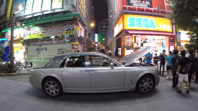 dan-choi-nhat-thay-mau-dong-co-rolls-royce-phantom-2008-khien-nhieu-nguoi-ngo-ngang