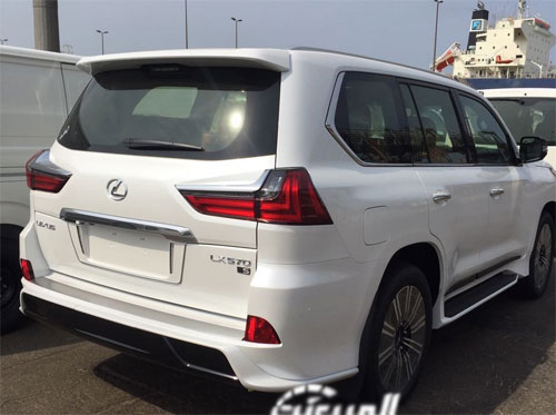 lexus-lx570-s-2018-phong-cach-the-thao-gia-120000-usd-ra-mat-khach-hang-trung-dong