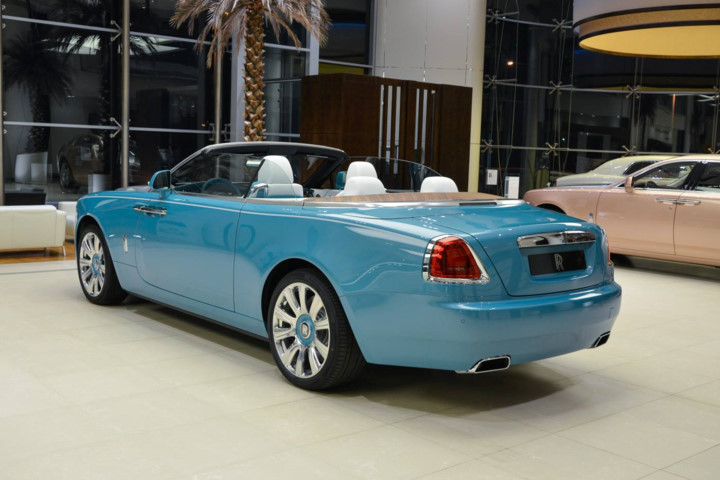 man-nhan-voi-rolls-royce-dawn-mau-xanh-ngoc-lam-doc-dao