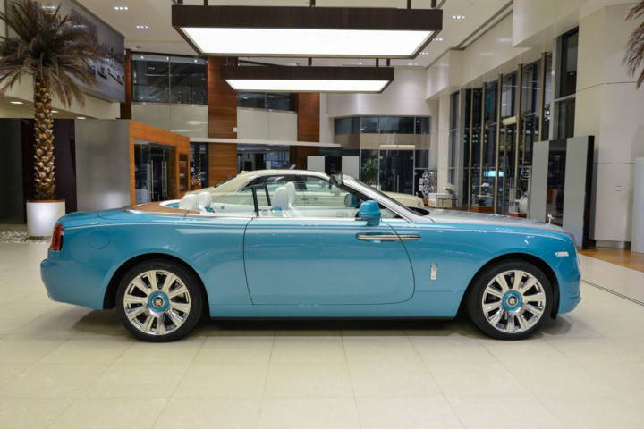 man-nhan-voi-rolls-royce-dawn-mau-xanh-ngoc-lam-doc-dao