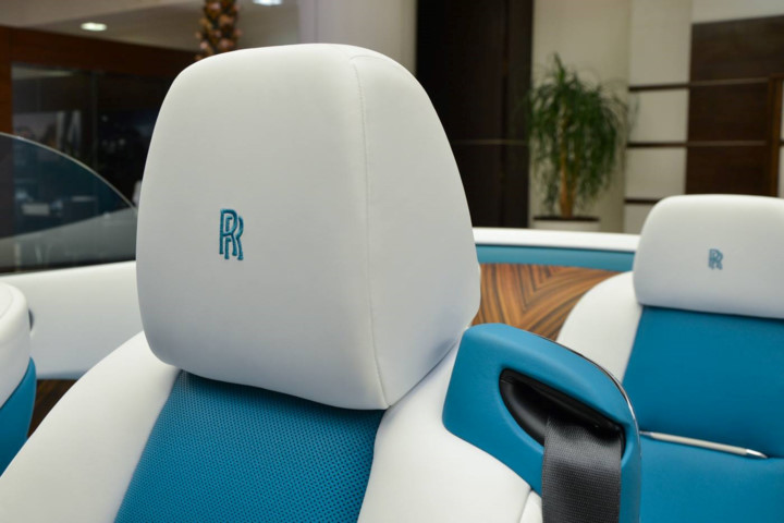 man-nhan-voi-rolls-royce-dawn-mau-xanh-ngoc-lam-doc-dao