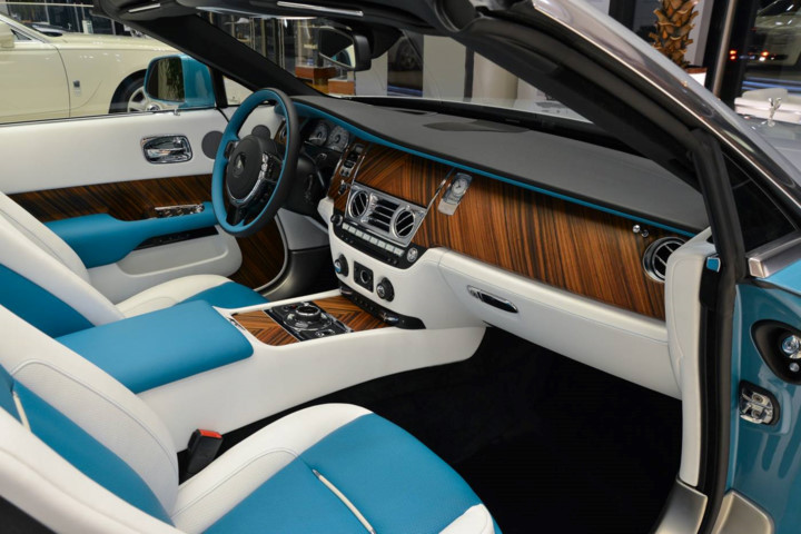man-nhan-voi-rolls-royce-dawn-mau-xanh-ngoc-lam-doc-dao