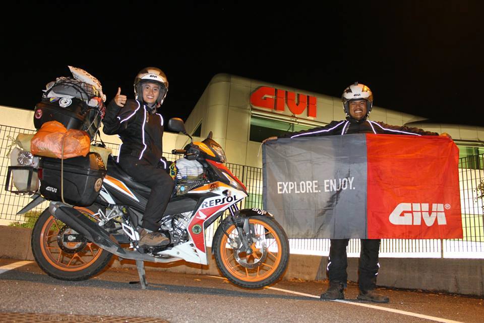 cap-doi-lai-honda-rs150r-di-huong-tuan-trang-mat-qua-24-nuoc