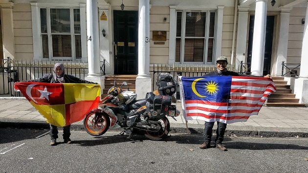 cap-doi-lai-honda-rs150r-di-huong-tuan-trang-mat-qua-24-nuoc