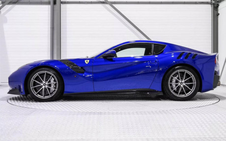 sieu-xe-ferrari-f12tdf-mau-xanh-duong-bi-thoi-gia-gap-doi-voi-gia-ban-khoang-21-ti-dong