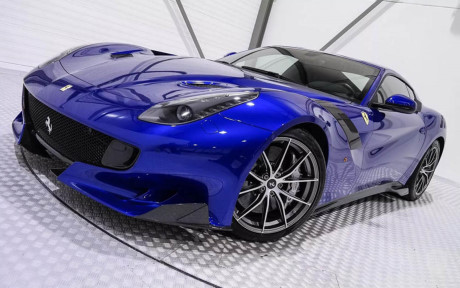 sieu-xe-ferrari-f12tdf-mau-xanh-duong-bi-thoi-gia-gap-doi-voi-gia-ban-khoang-21-ti-dong