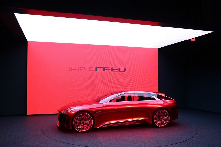 choang-truoc-ve-dep-long-lanh-cua-mau-hatchback-kia-proceed-concept