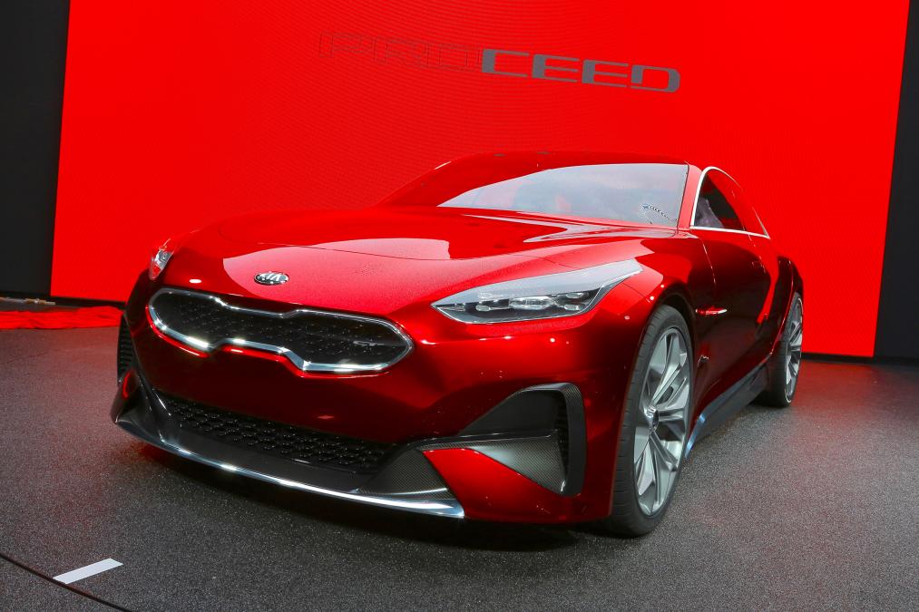 choang-truoc-ve-dep-long-lanh-cua-mau-hatchback-kia-proceed-concept