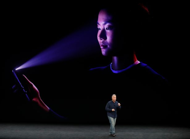 iphone-x-va-galaxy-note-8-dat-len-ban-can-2-sieu-pham