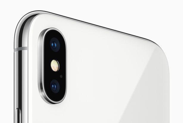 iphone-x-va-galaxy-note-8-dat-len-ban-can-2-sieu-pham