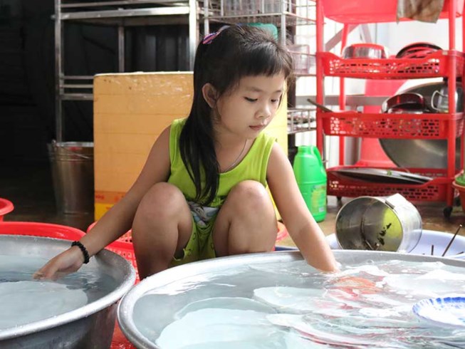 tphcm-su-that-be-gai-7-tuoi-khong-duoc-di-hoc-thieu-nhieu-giay-to