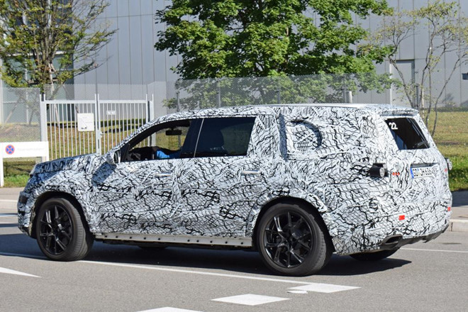 lo-dien-mau-suv-gls-2019-cua-mercedes-tren-duong-chay-thu