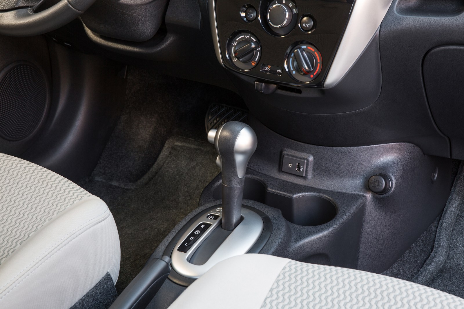 chiec-xe-hatchback-dep-sang-chanh-gia-chi-351-trieu-moi-ra-mat-co-gi-hay