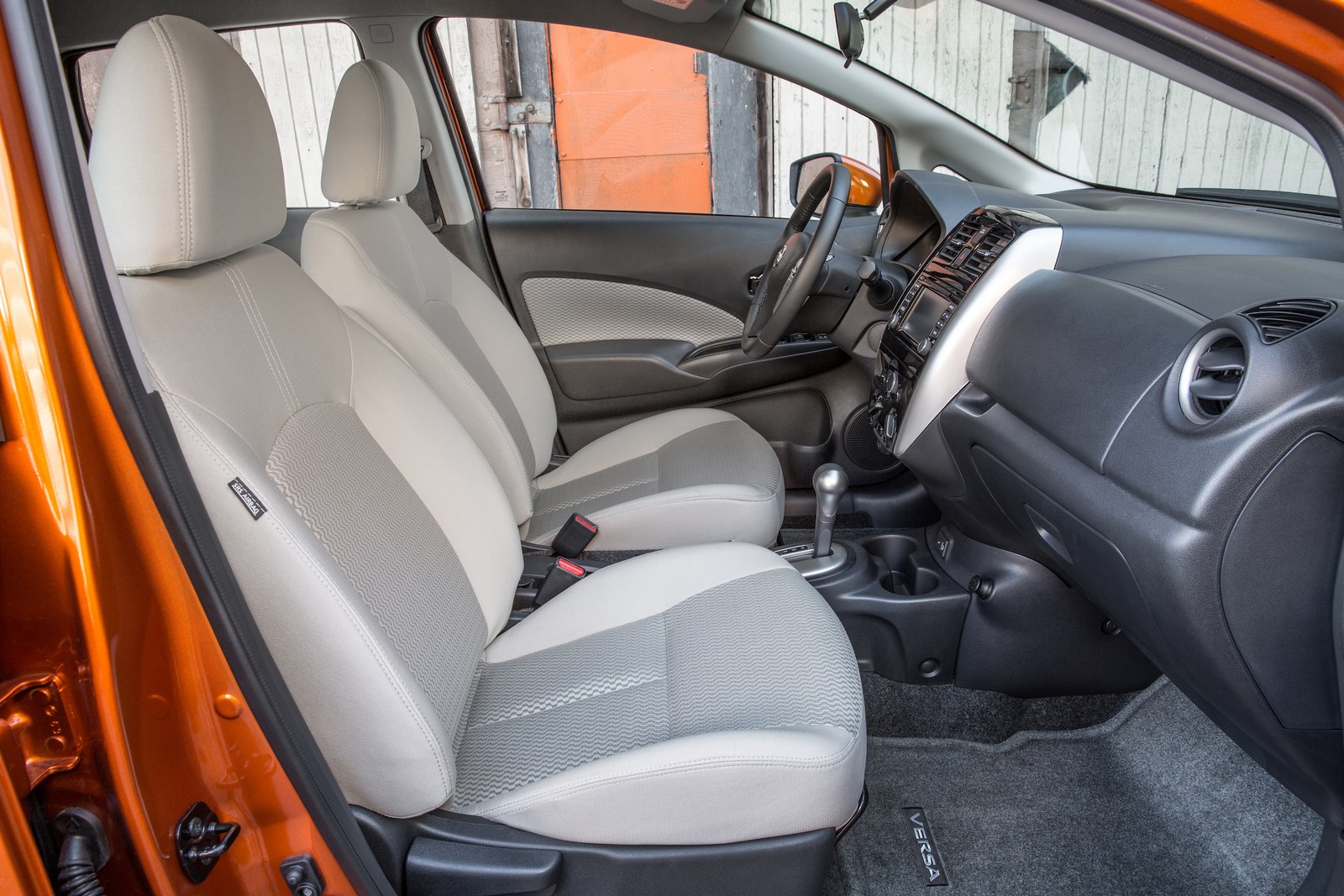 chiec-xe-hatchback-dep-sang-chanh-gia-chi-351-trieu-moi-ra-mat-co-gi-hay