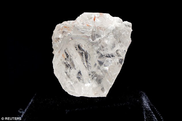 vien-kim-cuong-1109-carat-25-ty-nam-tuoi-chot-gia-12-nghin-ty-dong