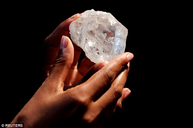 vien-kim-cuong-1109-carat-25-ty-nam-tuoi-chot-gia-12-nghin-ty-dong