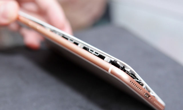 choang-iphone-8-plus-bi-cho-la-phat-no-sau-3-phut-cam-sac-dien