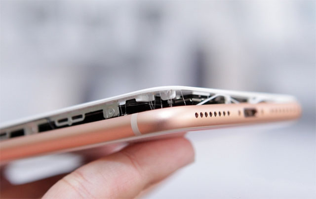 choang-iphone-8-plus-bi-cho-la-phat-no-sau-3-phut-cam-sac-dien